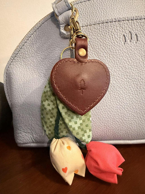 Sweet little AirTag holder - customer review photo