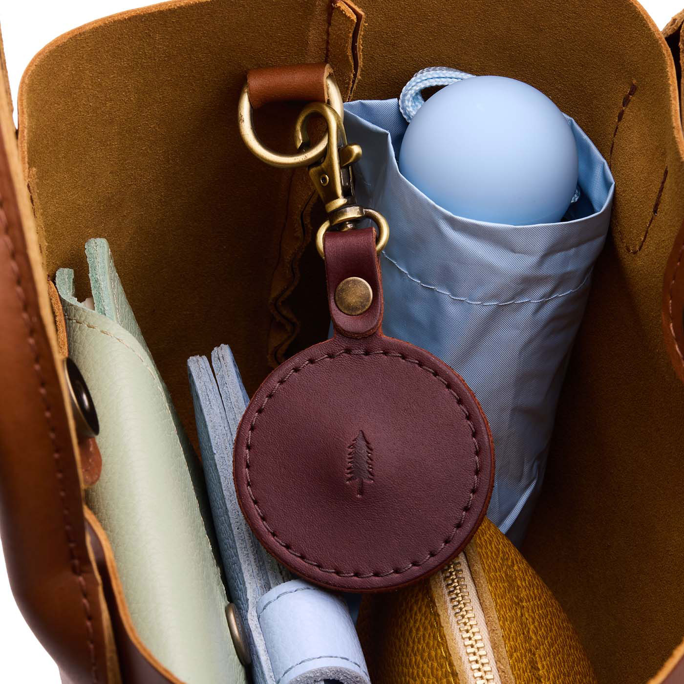 Cognac | Circle-shaped airtag holder keychain with a swivel lobster clasp