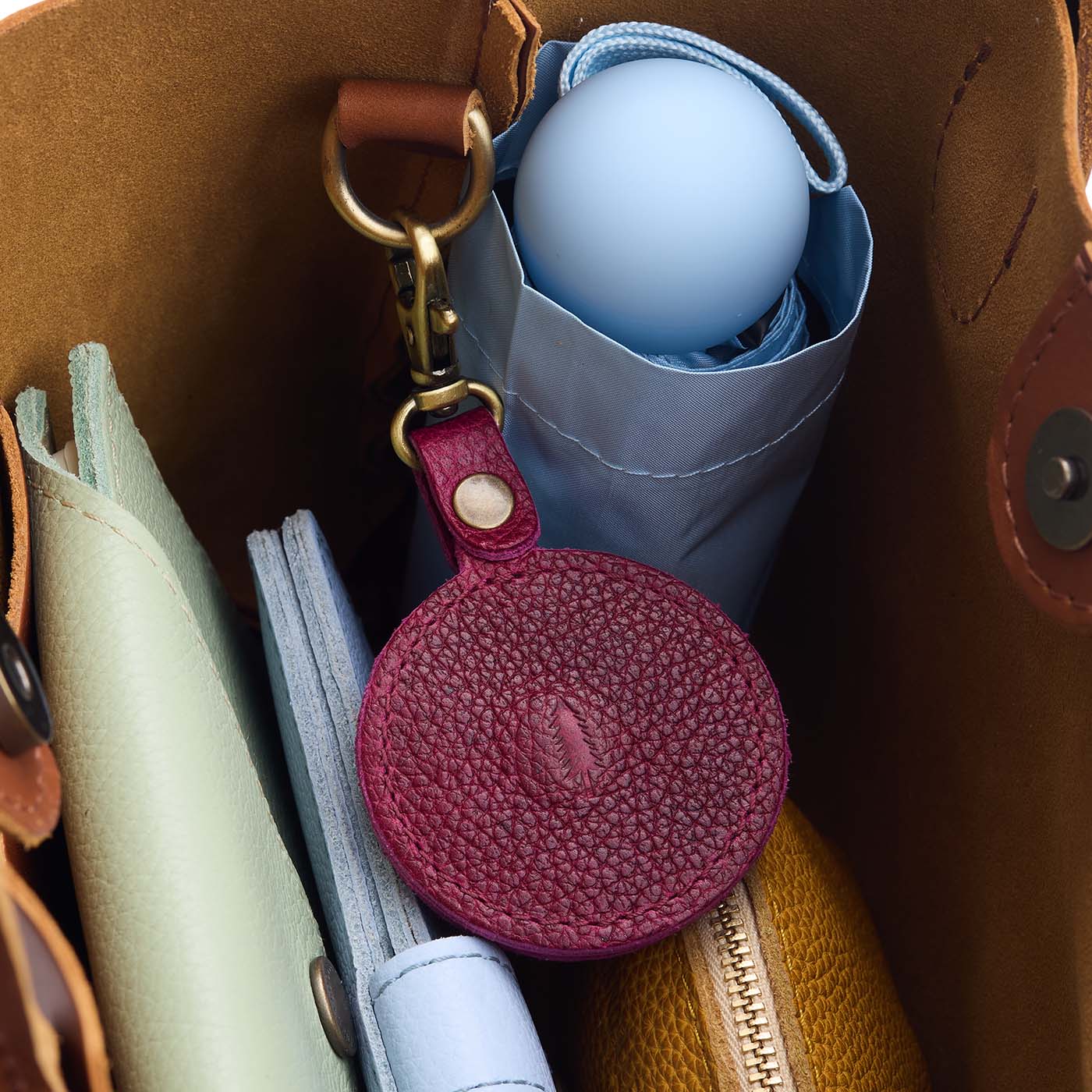Orchid | Circle-shaped airtag holder keychain with a swivel lobster clasp