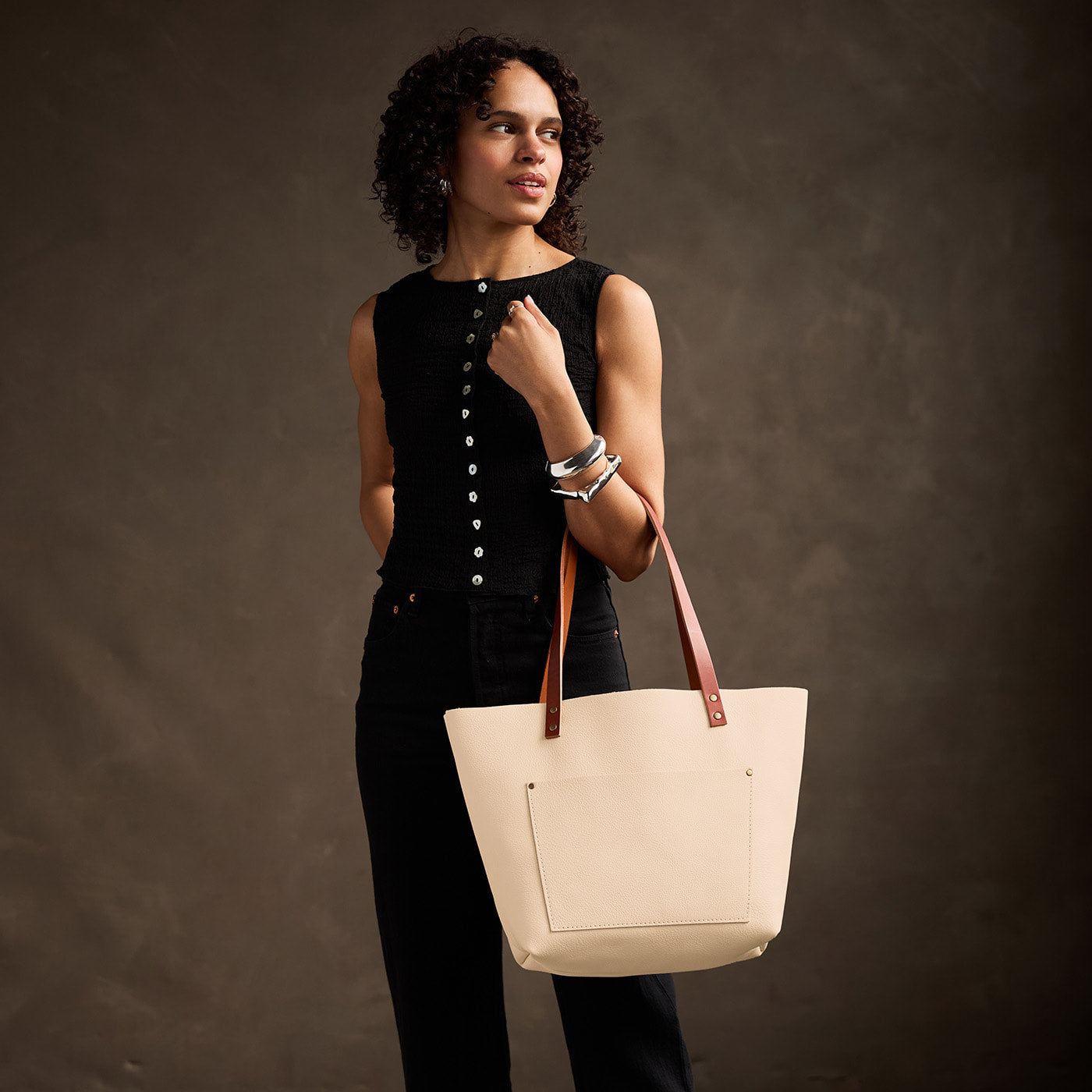 Pebbled Bone*Classic | Large leather tote bag with sturdy bridle handles and front pocket