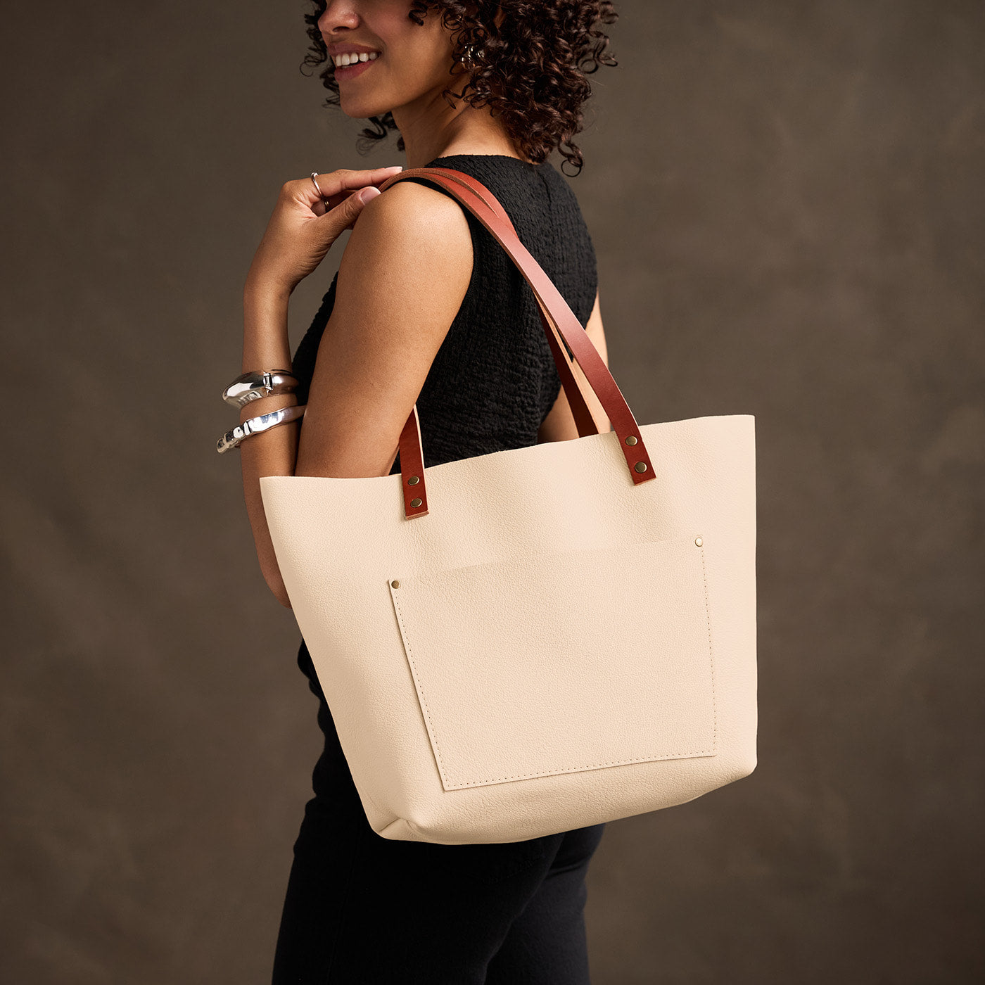 Pebbled Bone*Classic | Large leather tote bag with sturdy bridle handles and front pocket