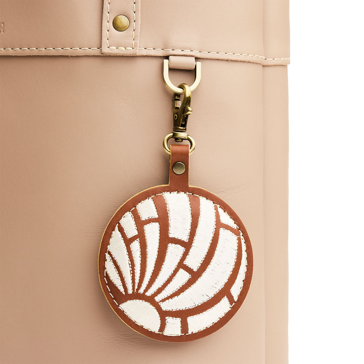 Vanny | Concha shaped leather keychain with ivory embroidery