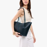 Boreal Large | Model carrying wide bucket shaped tote bag with matching leather handles