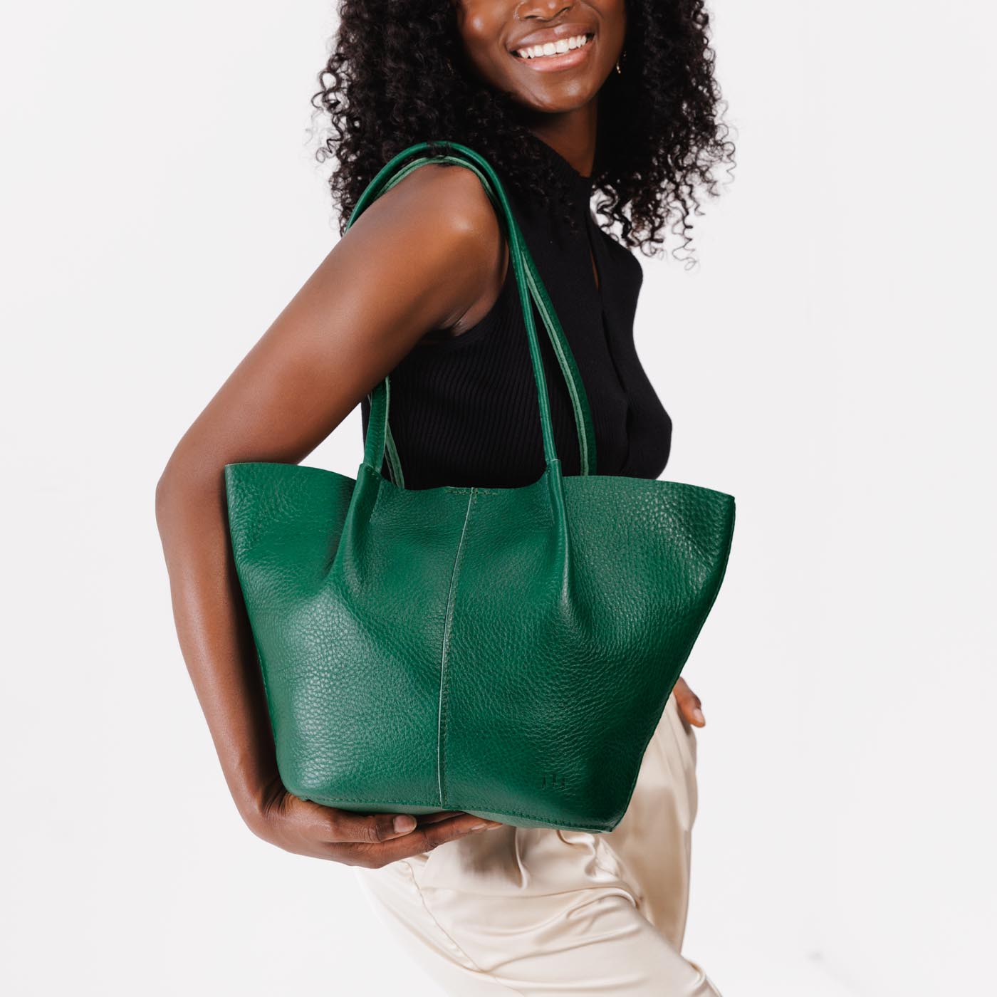 Bacalar*Large | Model holding a  leather tote bag 