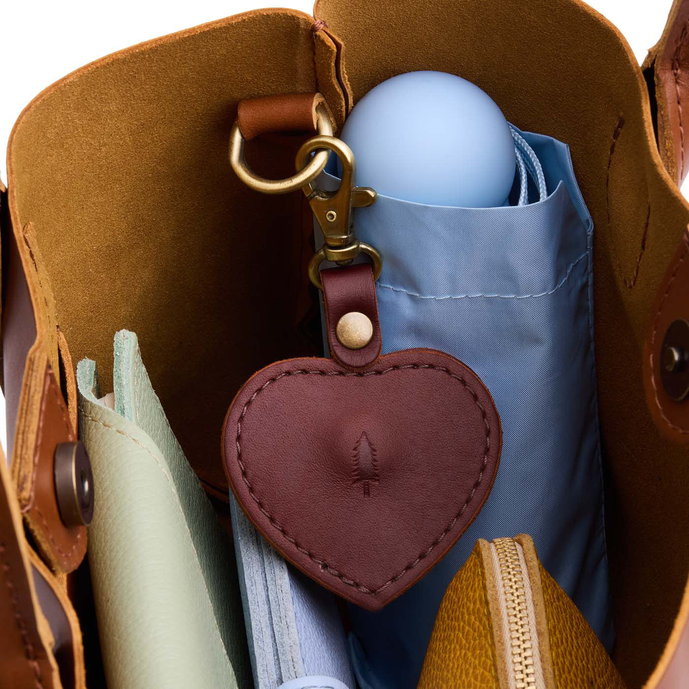 Cognac | Heart-shaped airtag holder keychain with a swivel lobster clasp