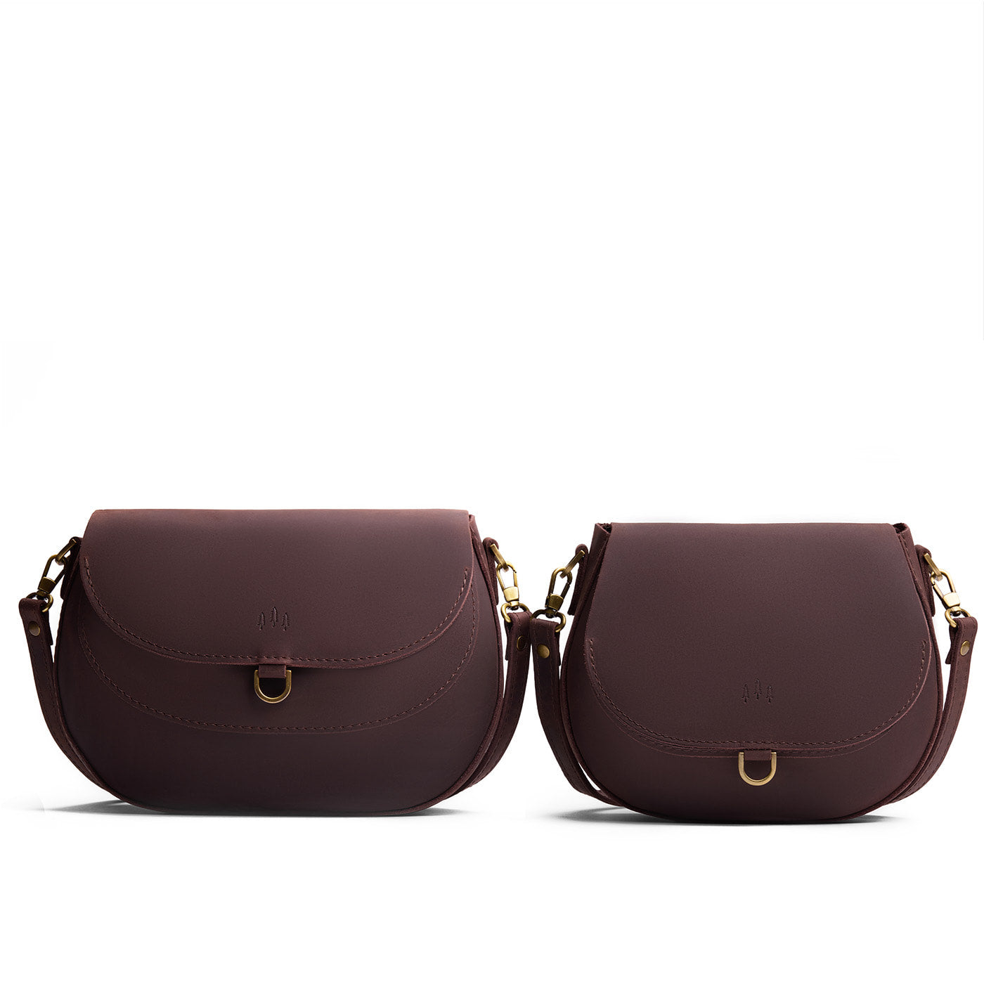 Moose | Size comparison of two leather Crossbodies with a flaps and magnetic closures