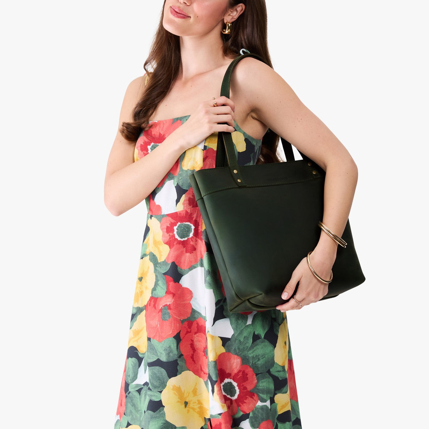 Evergreen*Medium*Zipper | Model wearing leather tote bag with riveted straps and exterior key loop