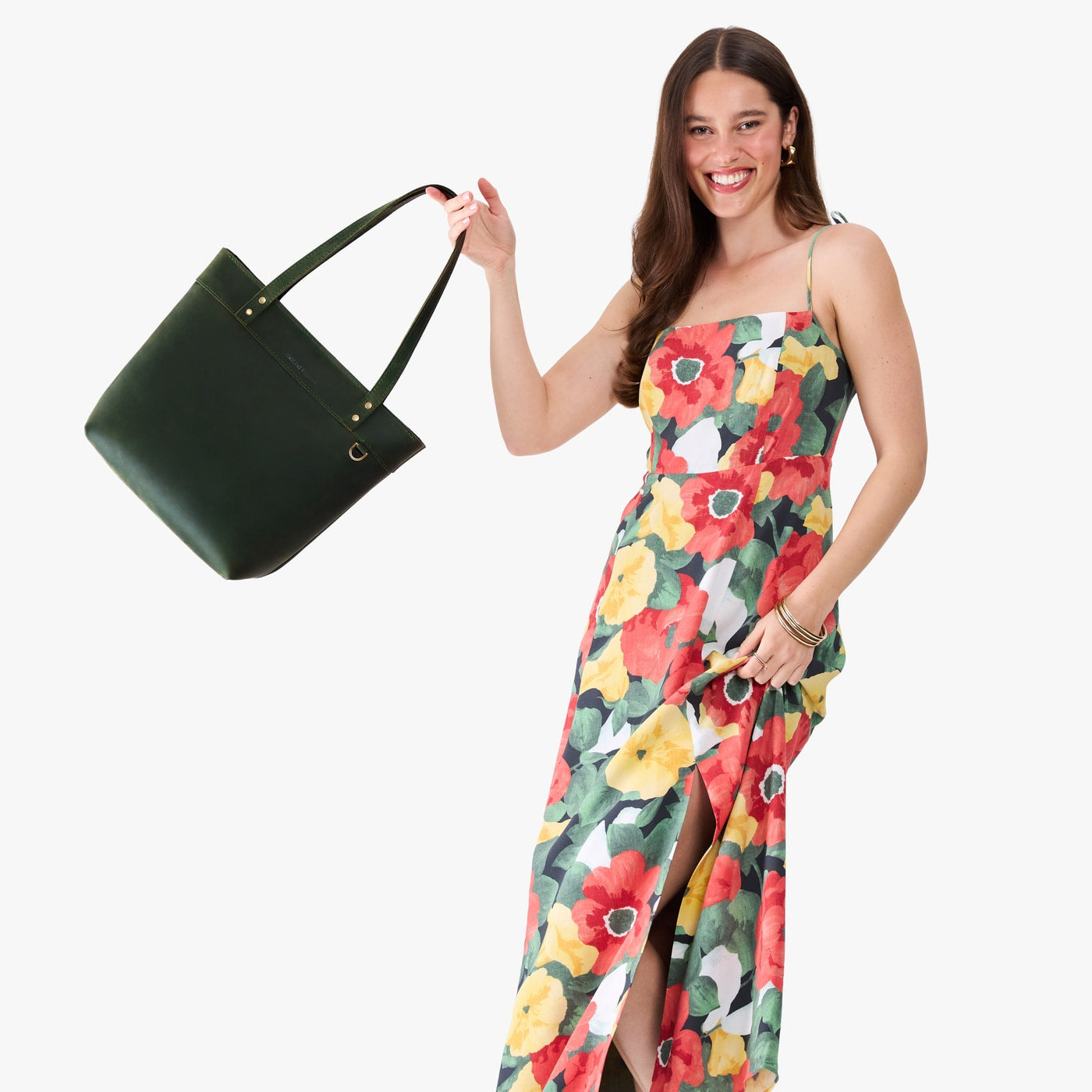 Evergreen*Medium*Zipper | Model wearing leather tote bag with riveted straps and exterior key loop