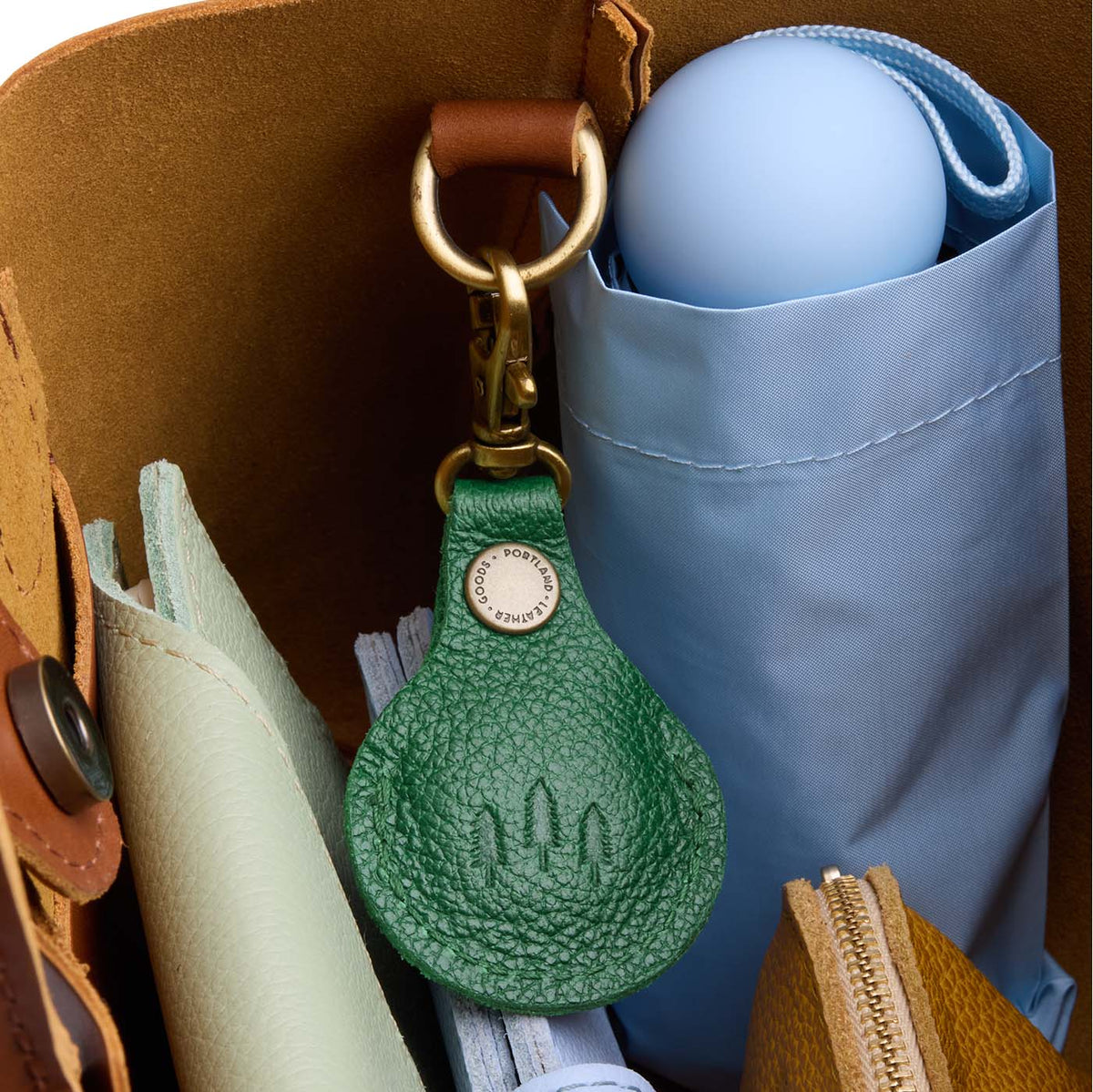 Bacalar | Round leather AirTag holder with snap closure and swivel lobster claw clasp